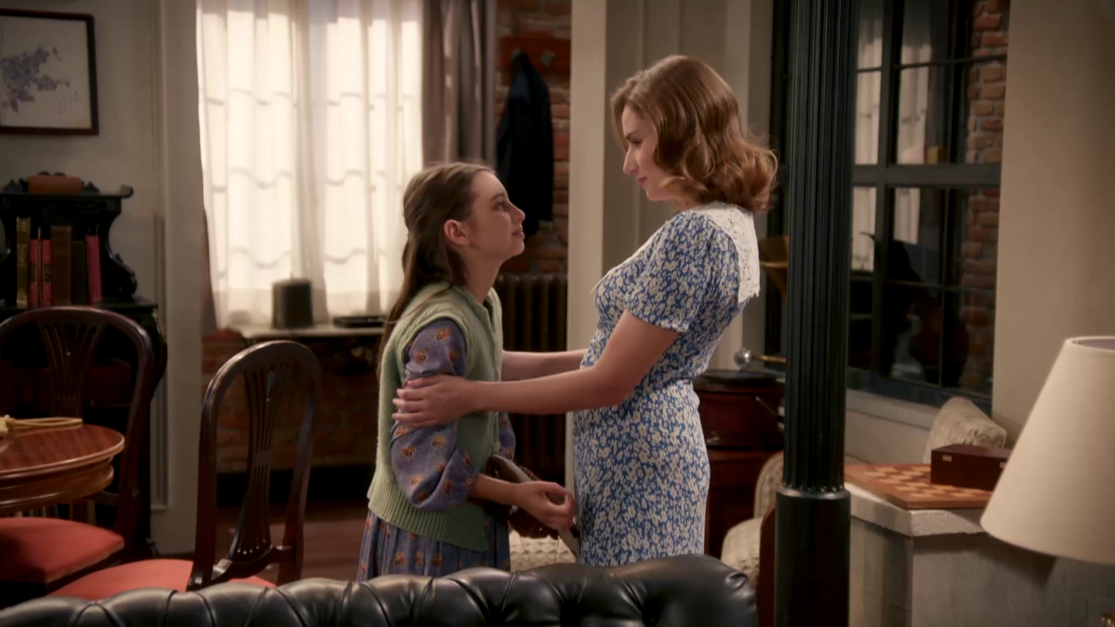 Matilde encuentra a Clarita a salvo en casa - Salón de té La Moderna | Ver