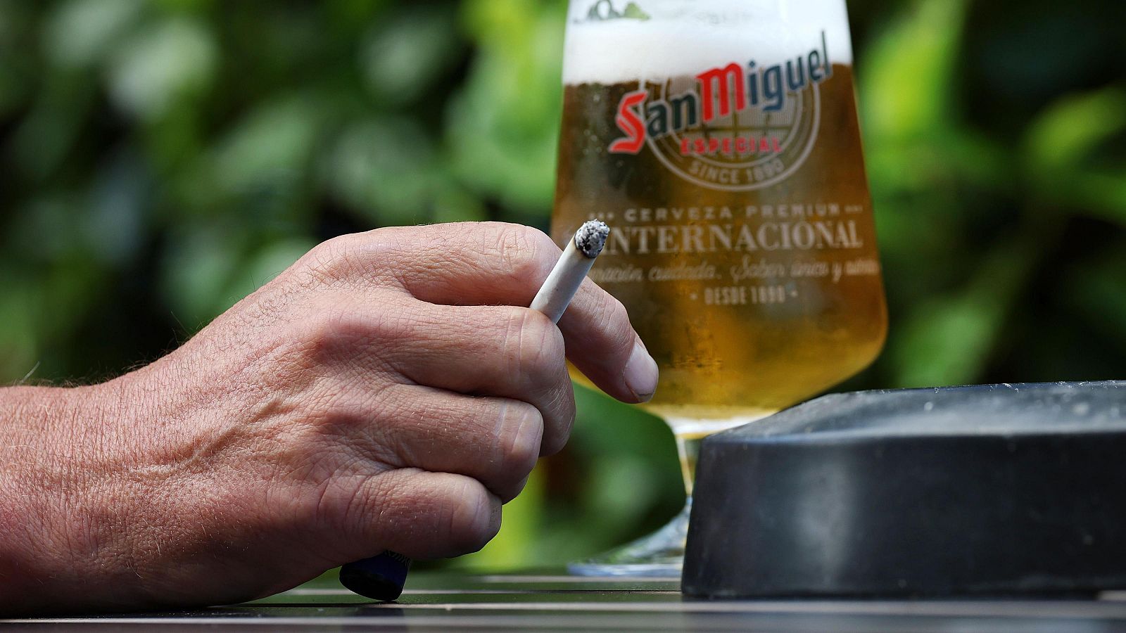 El Gobierno británico propondrá prohibir fumar en terrazas | Ver