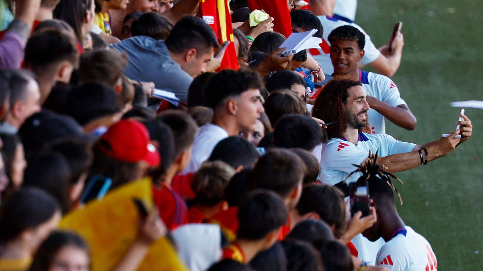 Gran expectación en el regreso de la selección española al trabajo