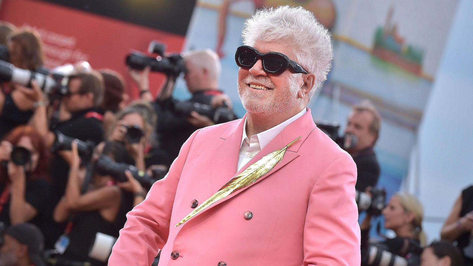 Almodóvar, protagonista en Venecia al presentar 'La habitación de al lado' | Ver