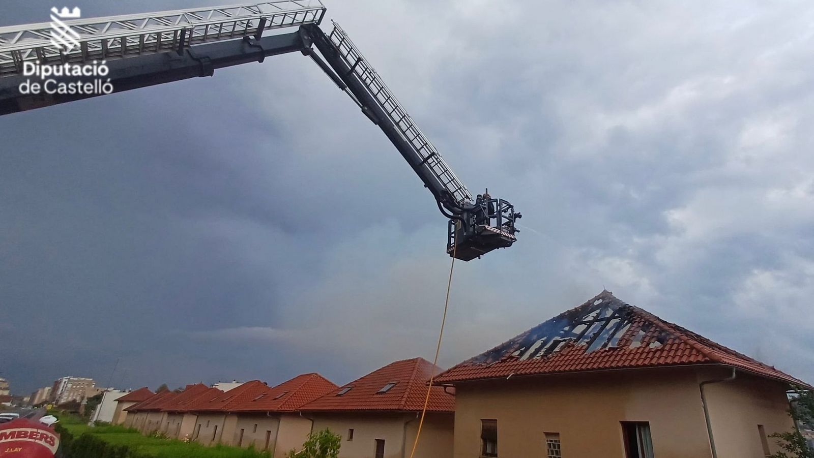 Un rayo consume el tejado de una casa en Castellón, en Valencia