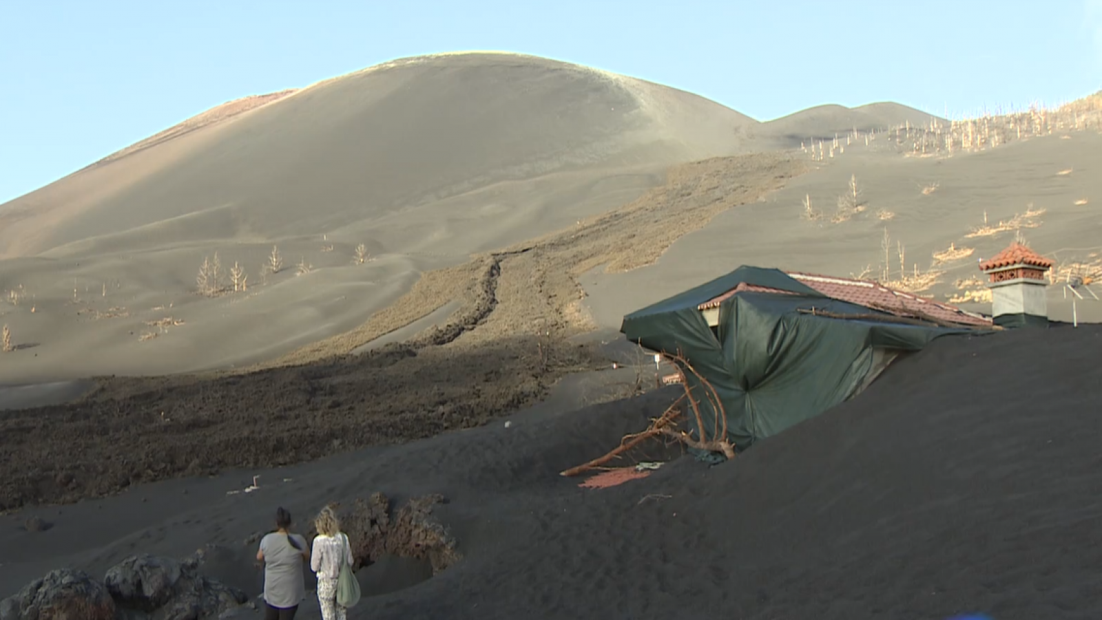 Volcán de La Palma: una afectada cubre su casa como protesta