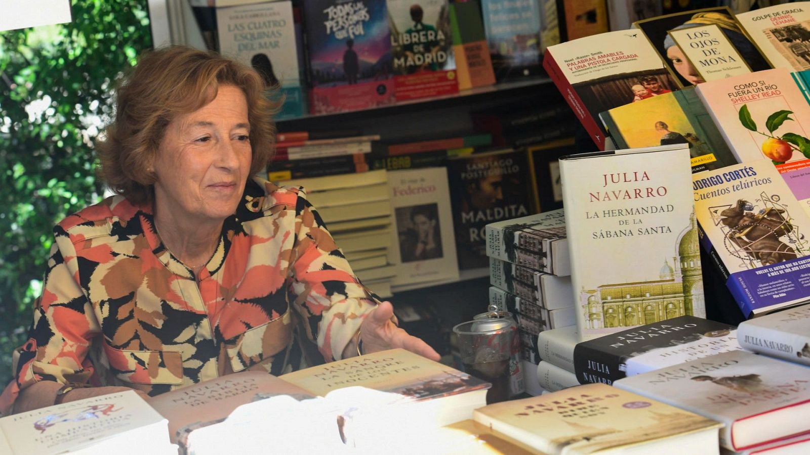 Julia Navarro presenta su nuevo libro 'El niño que perdió la guerra' - Telediario 2 | Ver