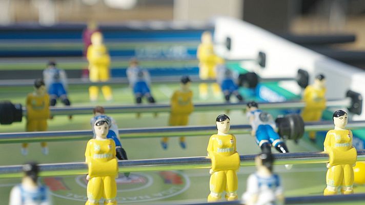 El primer futbolín con figuras femeninas también es gallego