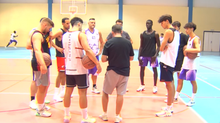 Telediario 1 - El Club Baloncesto Palencia ficha a un joven senegalés que llegó en cayuco a España