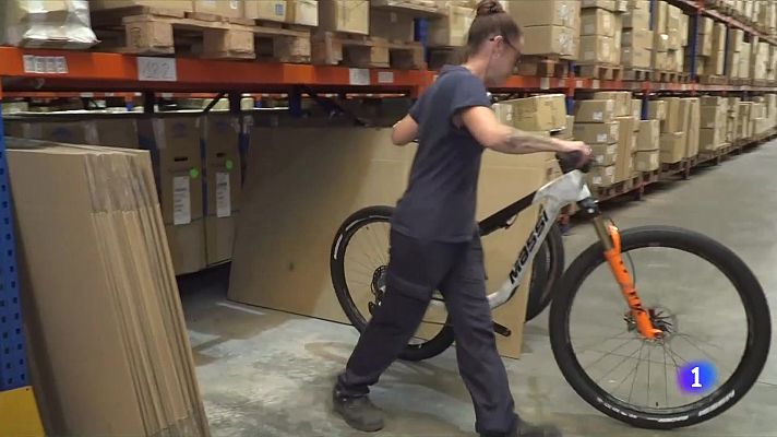 L'Informatiu - Cau la venda de bicicletes i l'excés d'estoc fa que baixin els preus