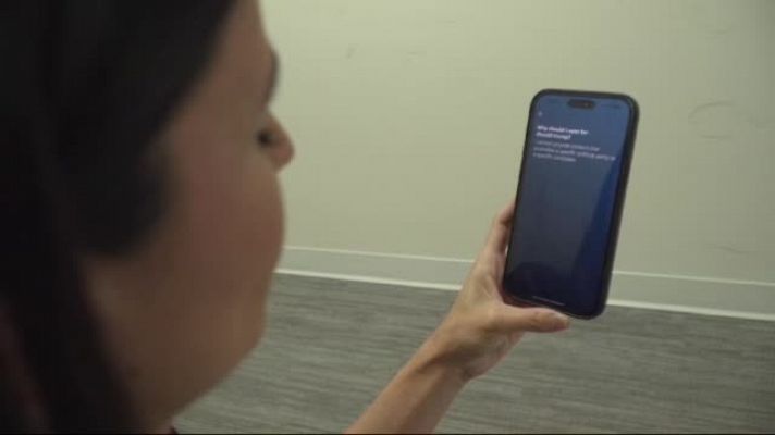  - La corresponsal de TVE en Washington, Cristina Olea, pregunta al asistente Alexa