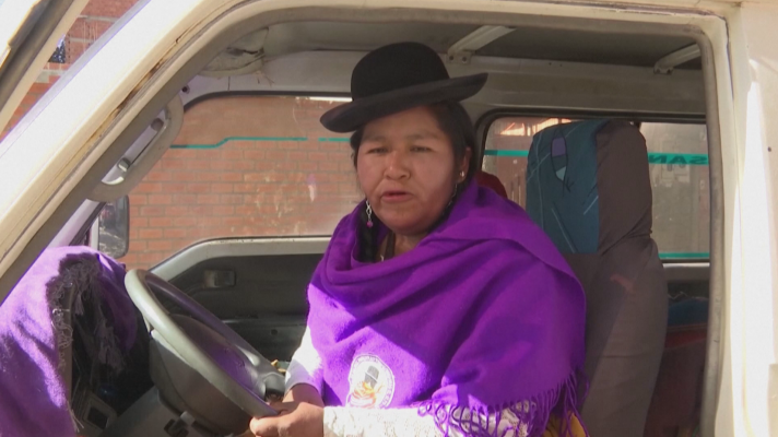  - Línea Lila de Bolivia: mujeres víctimas de violencia de género conducen taxis