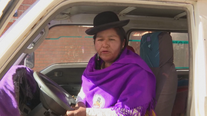 Línea Lila de Bolivia: mujeres víctimas de violencia de género conducen taxis