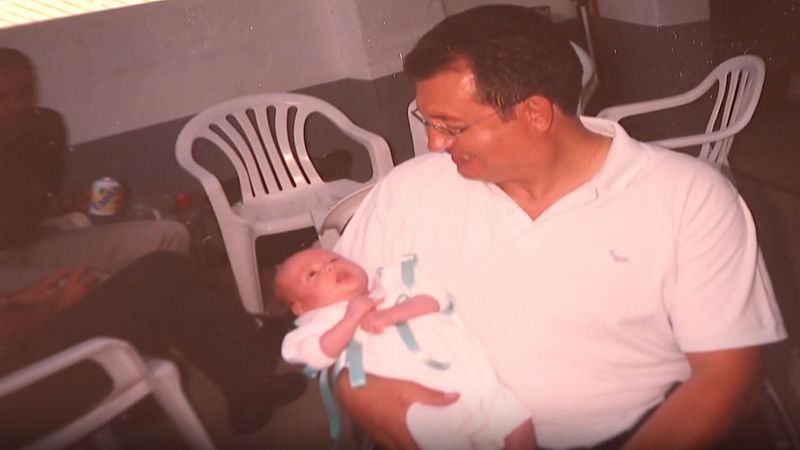 El nacimiento del primer niño de un parapléjico, un hito del hospital | Ver