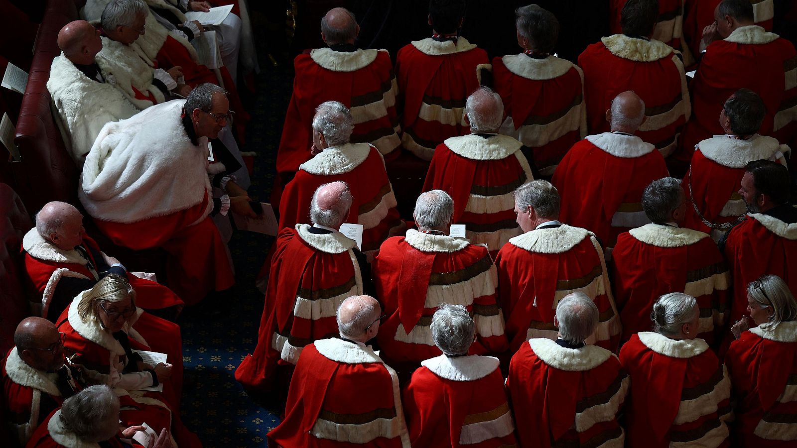 El Gobierno británico propone una ley para eliminar los lores hereditarios del Parlamento | Ver