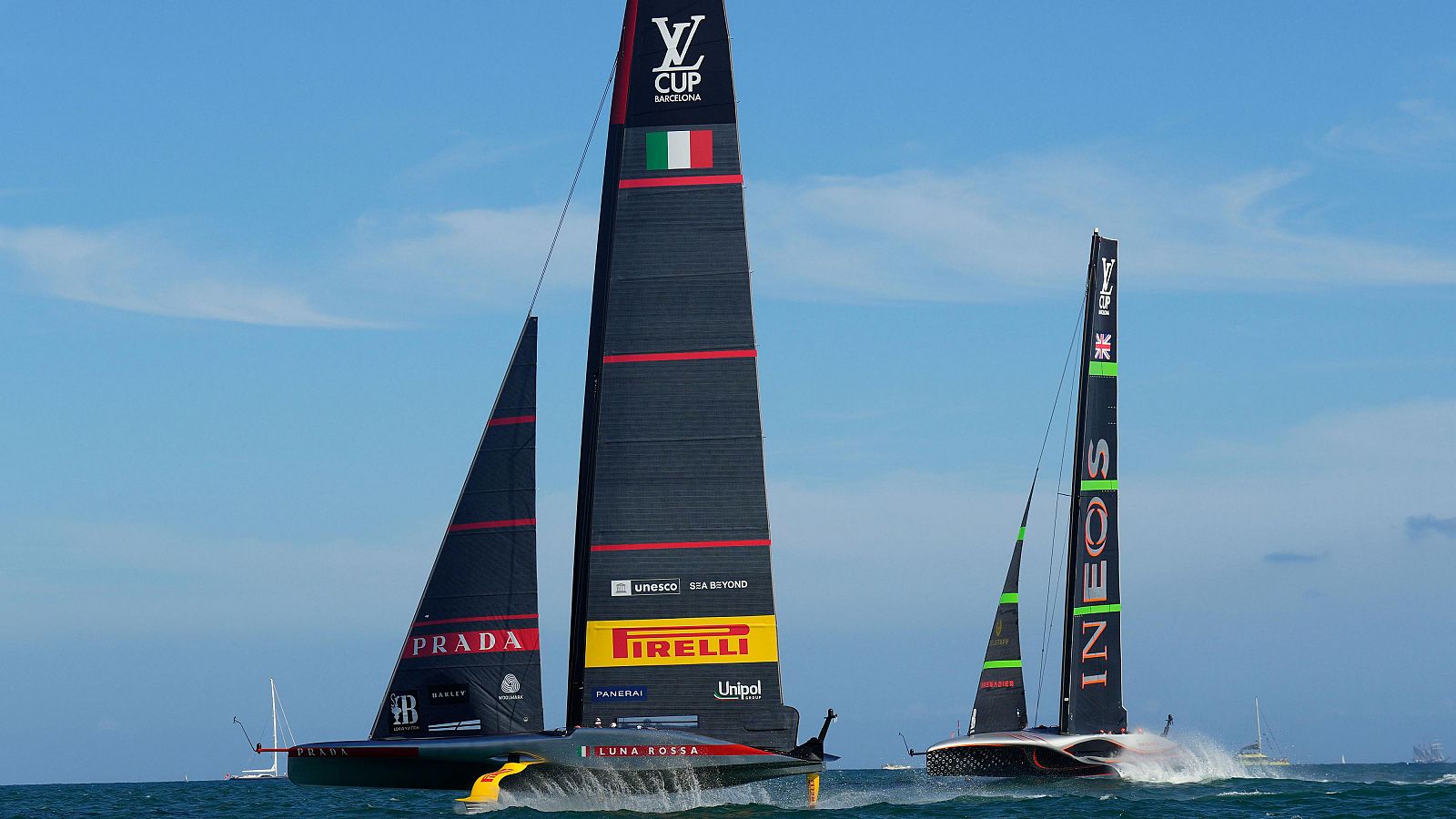 INEOS Britannia asesta la primera derrota a Luna Rossa