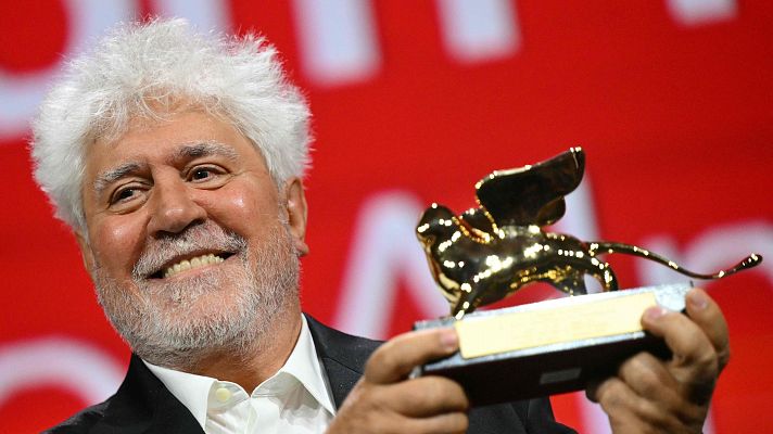 Almodóvar, tras recoger su León de Oro: \"Despedirse de este mundo dignamente no es un asunto político\"