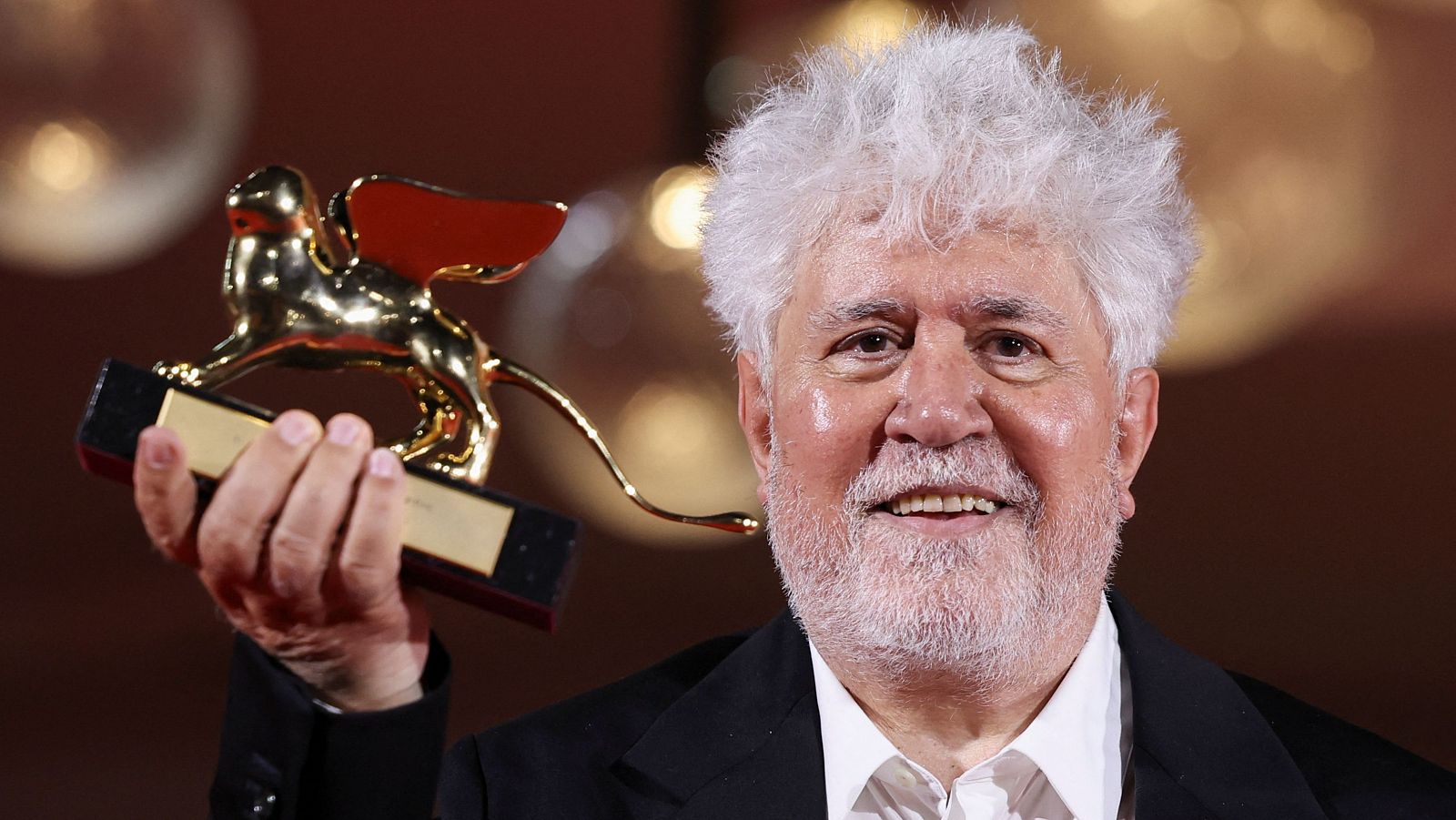 Pedro Almodóvar gana el León de Oro de Venecia con 'La habitación de al lado'