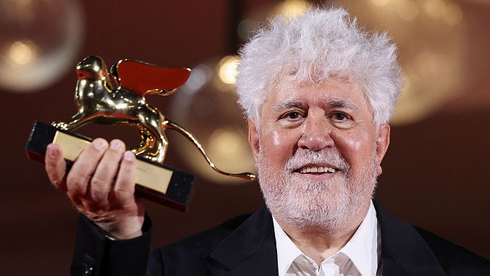 Pedro Almodóvar gana el León de Oro del Festival de Venecia con 'La habitación de al lado'