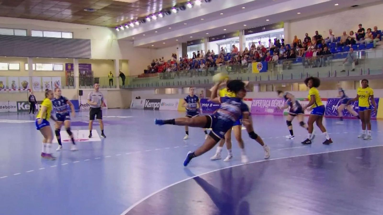 Balonmano - Supercopa Ibérica Femenina. 2ª Semifinal: Madeira Sad - Super Amara Bera Bera