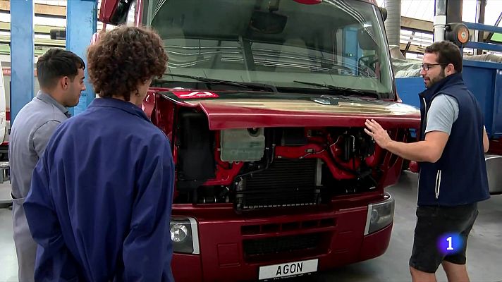 L'Informatiu - L'augment de la demanda d'FP deixa 31.000 alumnes en llista d'espera