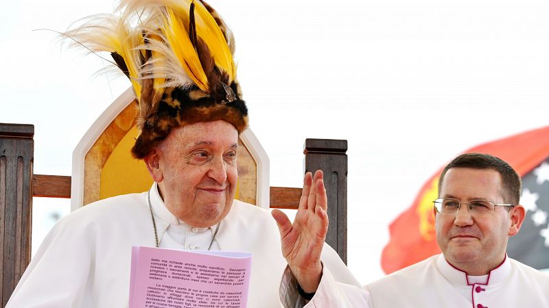 El papa concluye su viaje a Papúa Nueva Guinea con una visita a Vánimo | Ver