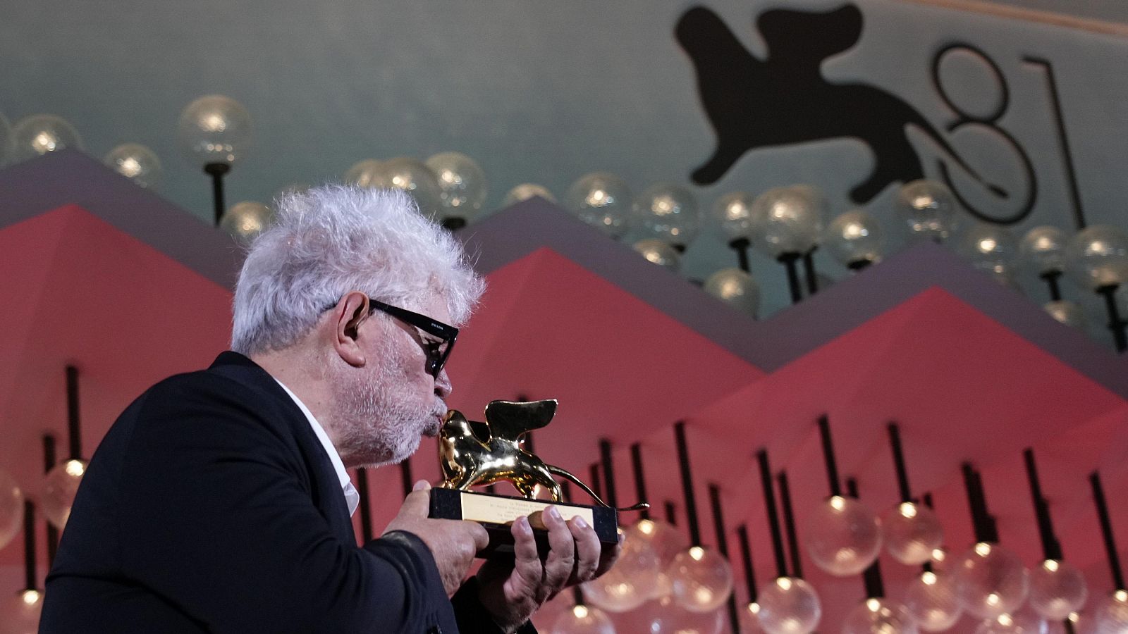 Almodóvar gana el León de Oro con 'La habitación de al lado'