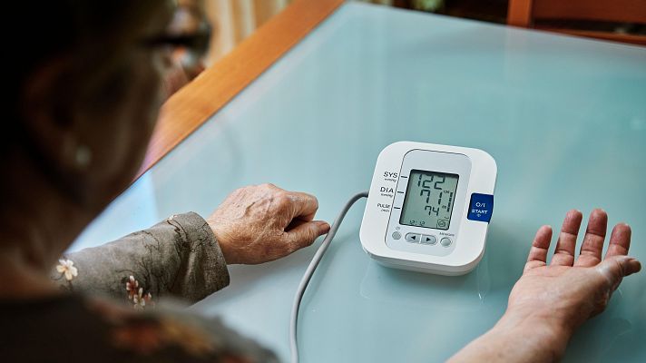 ¿Es mejor tomar la pastilla de la tensión por la mañana o por la noche? Según los cardiólogos, da lo mismo