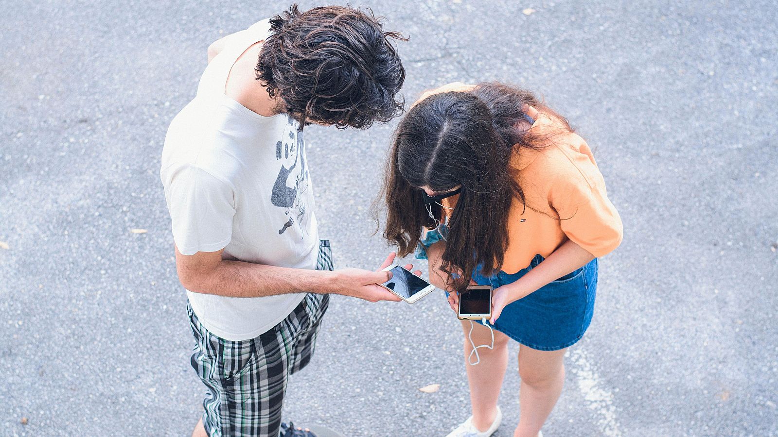 Arranca la primera vuelta al cole con la prohibición de los móviles | Ver