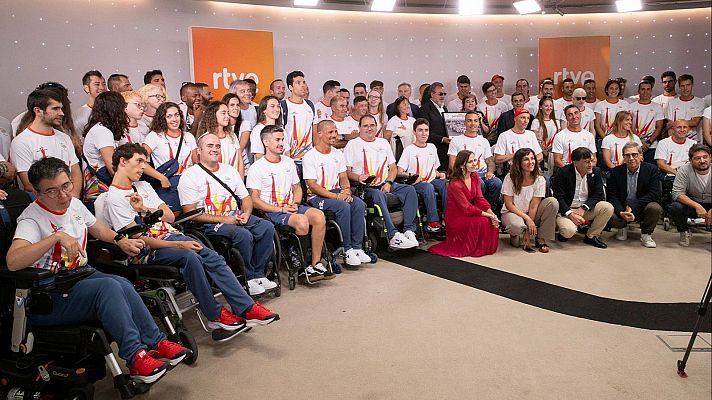 Los deportistas paralímpicos vuelven de París y visitan RTVE