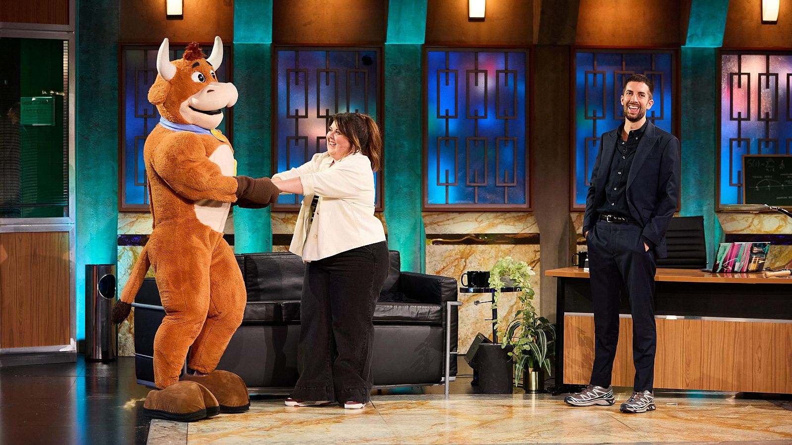 La vaquilla del 'Grand Prix' se cuela en 'La Revuelta' de Broncano