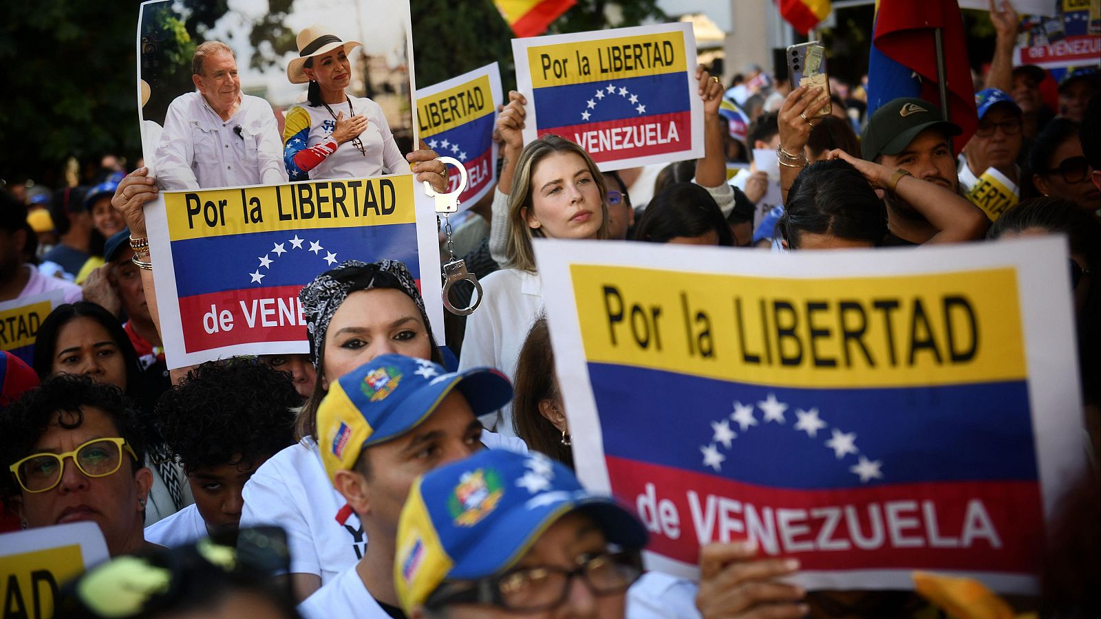 Manifestantes se reúnen en el Congreso en apoyo a Edmundo González