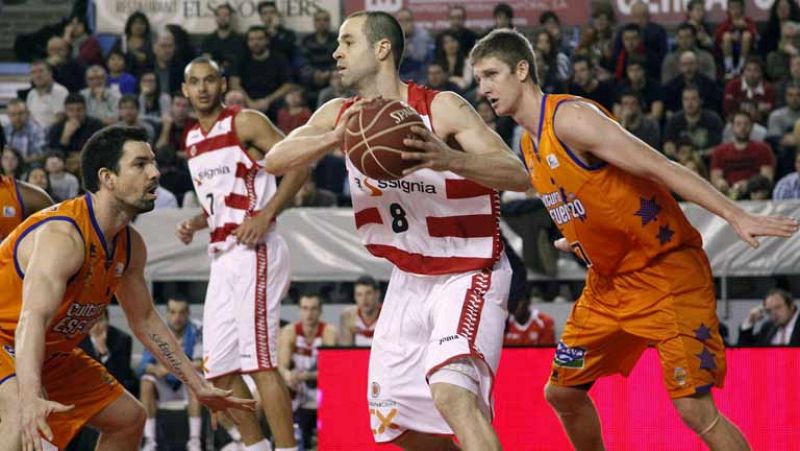 El Valencia Basket se llevó un triunfo in extremis de su visita al Assignia Manresa, tras anotar Joffrey Lauvergne un triple casi sobre la bocina (86-87). El gran partido de Adam Hanga (29 de valoración) no obtuvo su premio