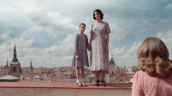 Salón de té La Moderna - Matilde intenta impedir que Clarita salte de la azotea