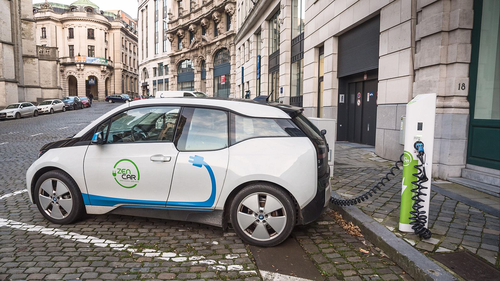 Bruselas teme que la llamada de Sánchez a reconsiderar los aranceles a coches electricos chinos debilite su posición