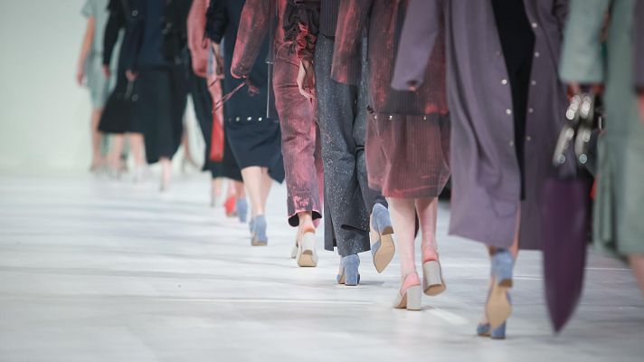 Telediario 1 - ¿Cuánto cuesta un desfile de moda? Las firmas de autor invierten miles de euros