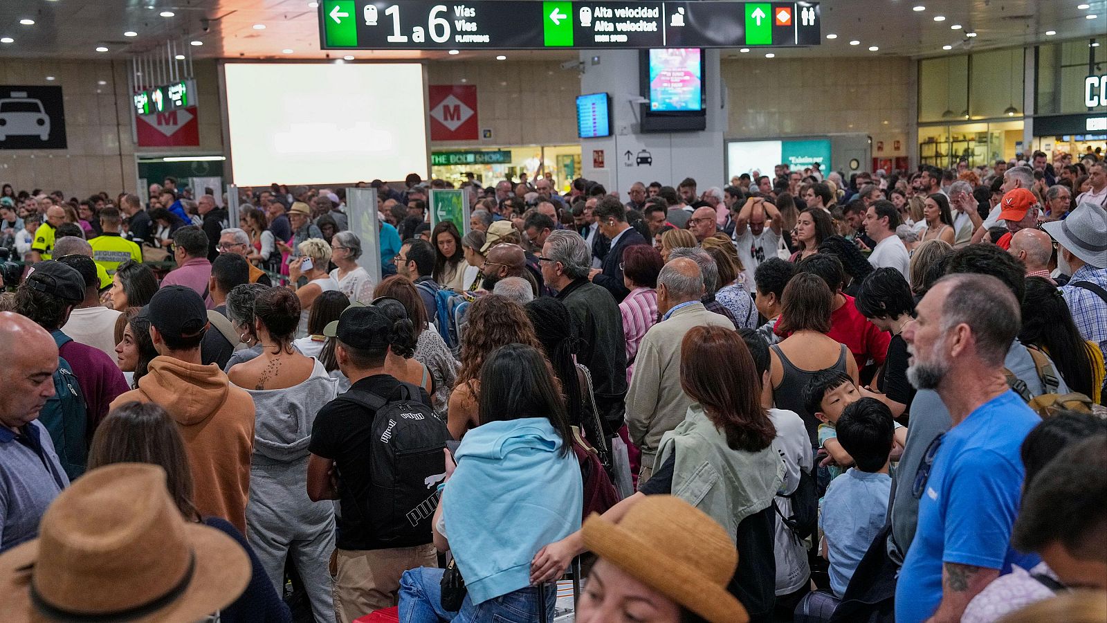 Trenes cancelados y retrasos en la estación Barcelona-Sants