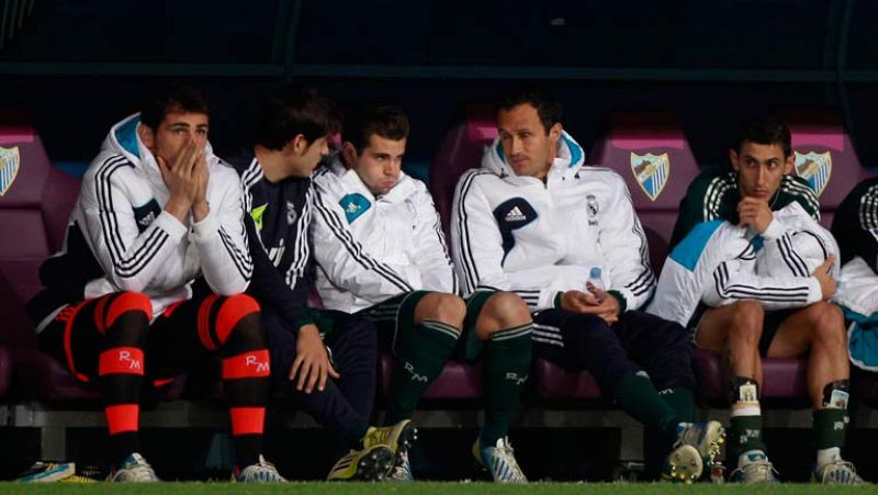 Casillas ha optado por rebajar la tensión en el Real Madrid y ha aceptado su suplencia con naturalidad. Anoche, el capitán recibió el apoyo del presidente, mientras Mourinho viajaba a Portugal. Por delante, seis días de vacaciones para que todos refl