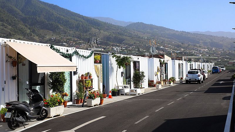 Viviendo en contenedores tres años después de la erupción de La Palma | Ver