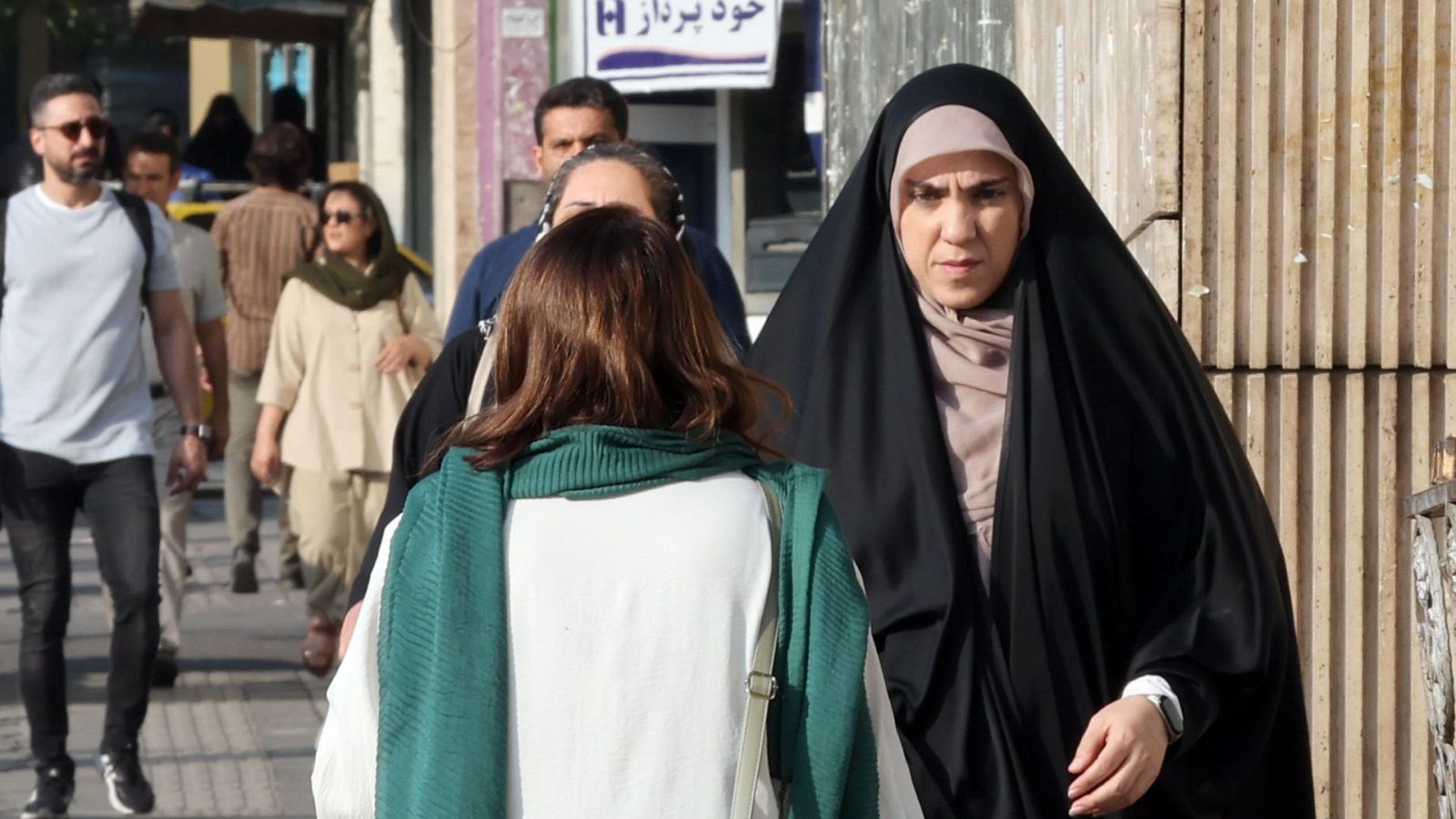 Mujeres iraníes no se ponen el velo dos años después de la muerte de Masha Amini | Ver
