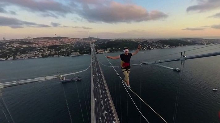 El mundo en 24 horas - El atleta Jaan Roose, primer equilibrista en pasar de un continente a otro sobre la cuerda floja