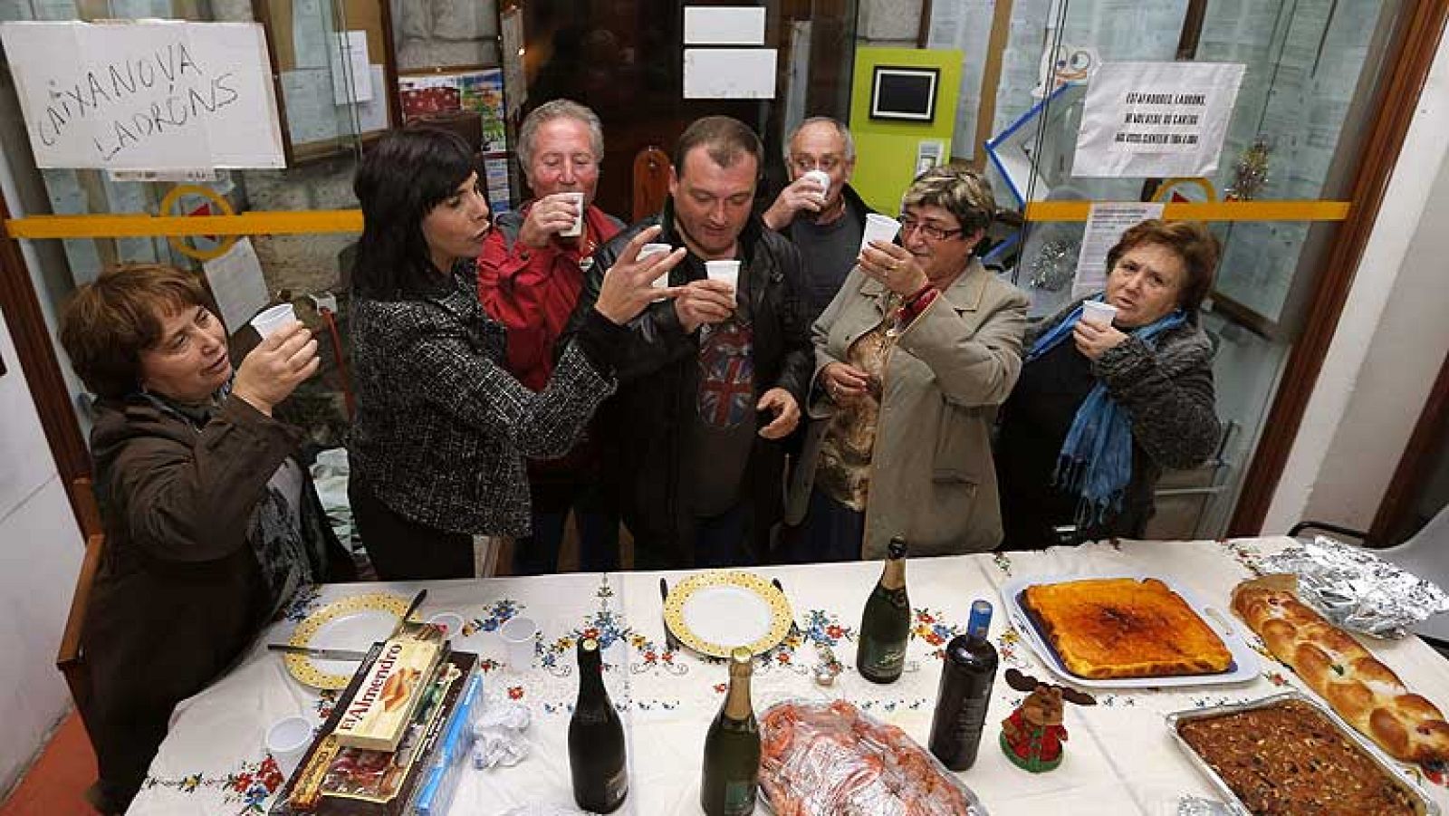 Afectados por las preferentes de Novagalicia Banco se encierran en Nochebuena | Ver