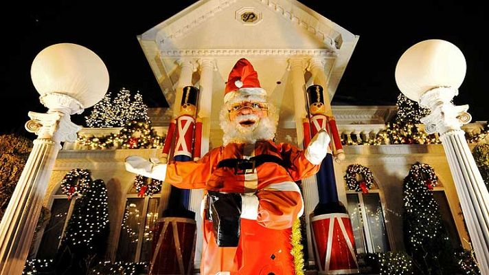 Telediario 1 - Papá Noel deja sus regalos a los más pequeños