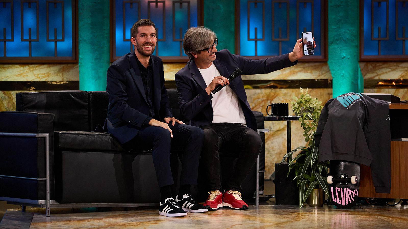 La Revuelta | Diego González Rivas llama a un paciente en directo - La Revuelta | Ver