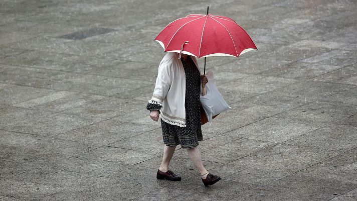 Cielos nubosos y chubascos con tormenta en la Península este jueves