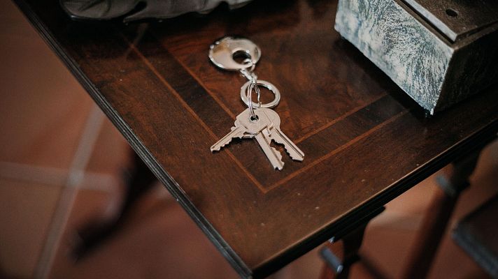 La hora de La 1 - El auge del alquiler temporal dificulta encontrar piso para todo el año: "Te obliga a irte lejos de tu trabajo"