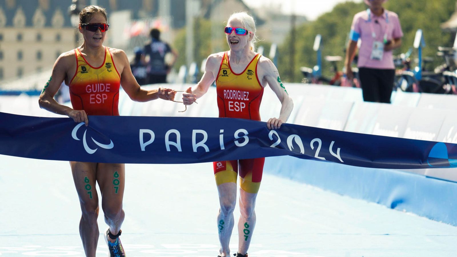 Sara Pérez, guía de Susana Rodríguen en el triatlón de París 2024