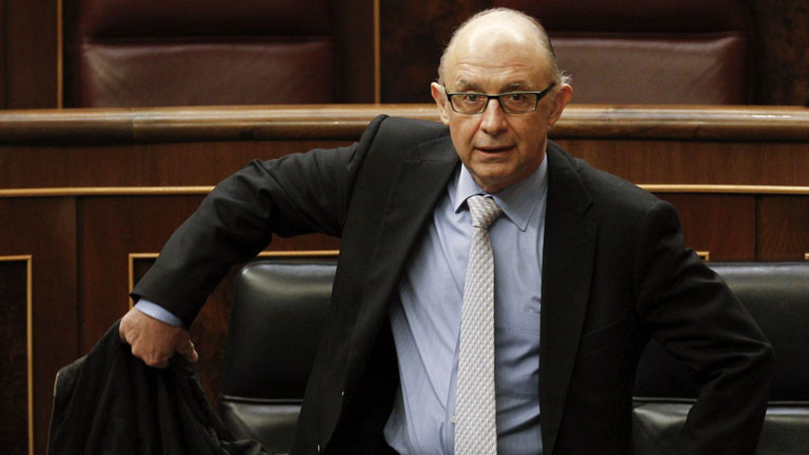 El ministerio de Hacienda ha anunciado que en el plazo de tres meses restituirá a los funcionarios las cotizaciones de la paga extraordinaria de diciembre, que habían sido descontadas de la nómina de este mes a pesar de no haber recibido la paga de Navidad.