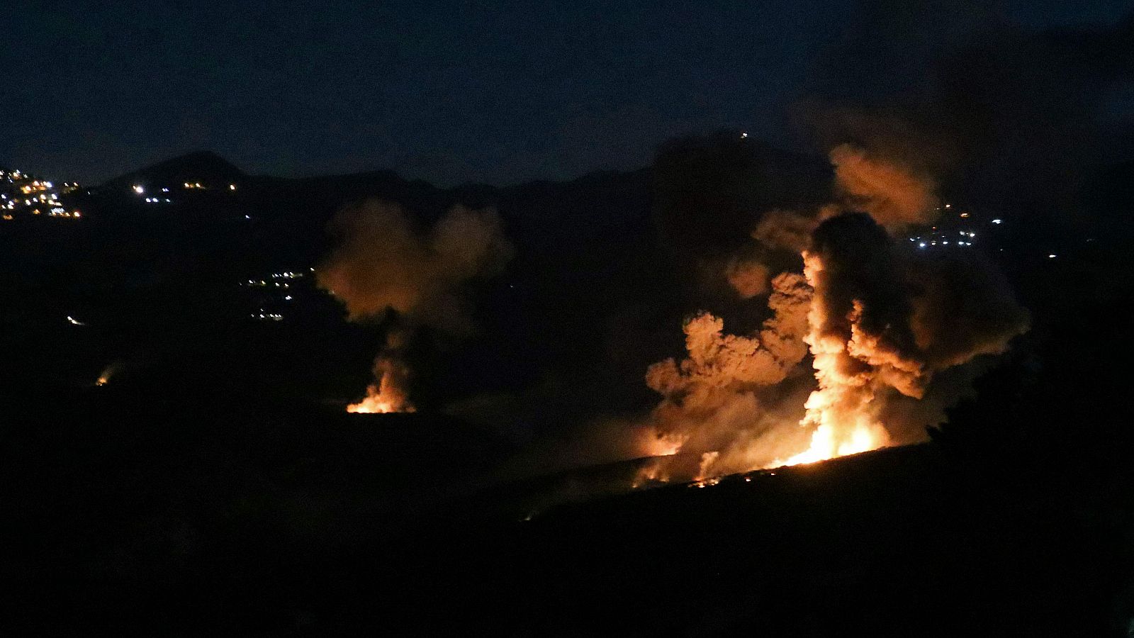 Aviones israelíes bombardean el sur del Líbano y siguen las investigaciones sobre los aparatos