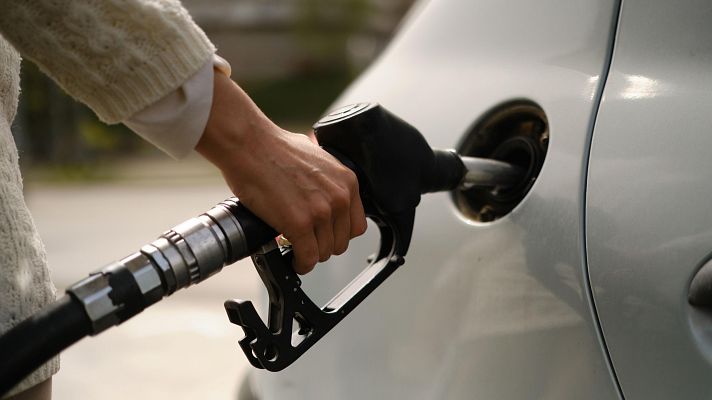 Telediario 1 - El consumo de gasolina, en máximos: cada vez se compran menos coches de diésel