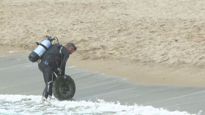 L'Informatiu - Centenars de voluntaris recullen tones de brossa del fons marí