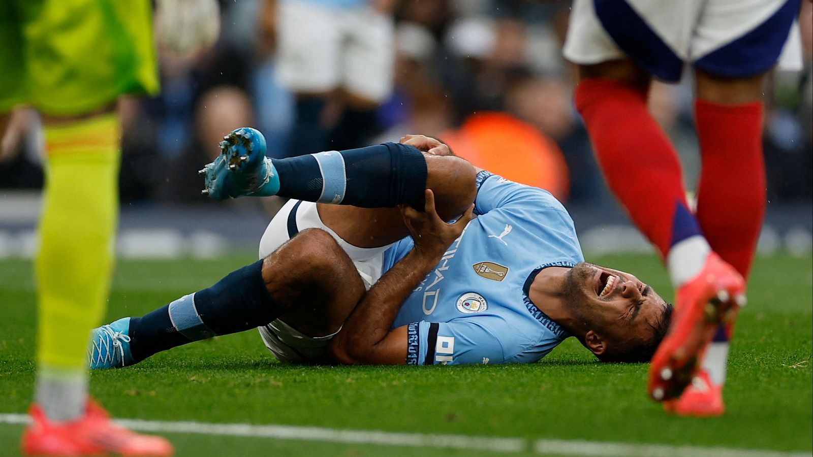 Rodri abandona el césped tras lesionarse de la rodilla derecha