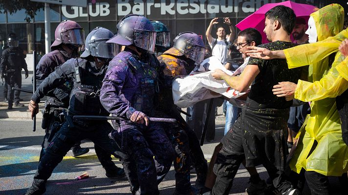 Tensión en la feria inmobiliaria de Barcelona: los Mossos cargan contra los manifestantes