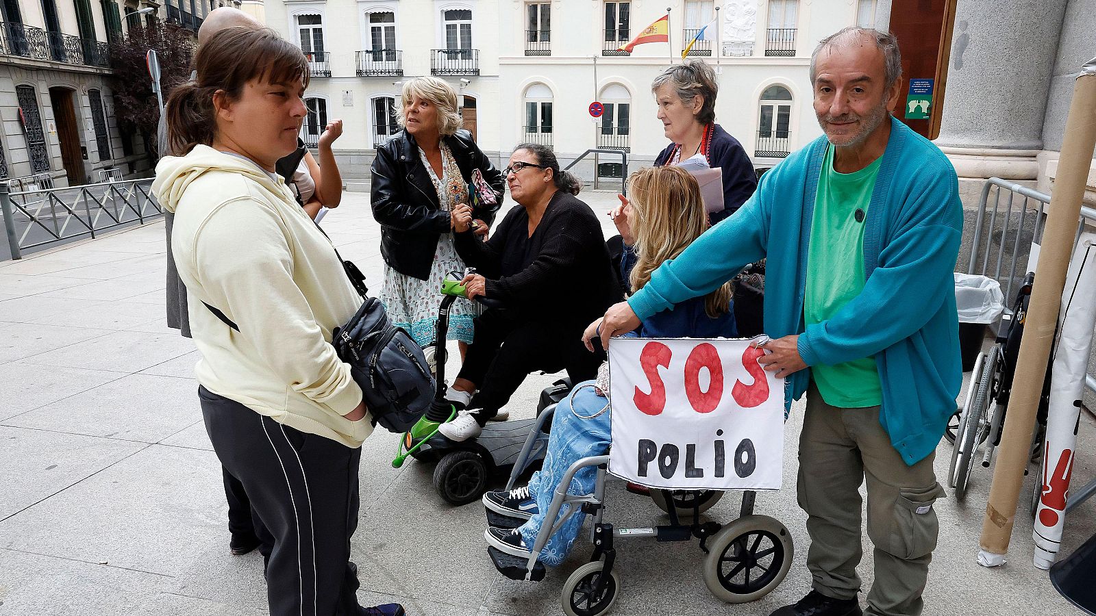 Desalojan del Congreso a una víctima de la polio que pedía más recursos